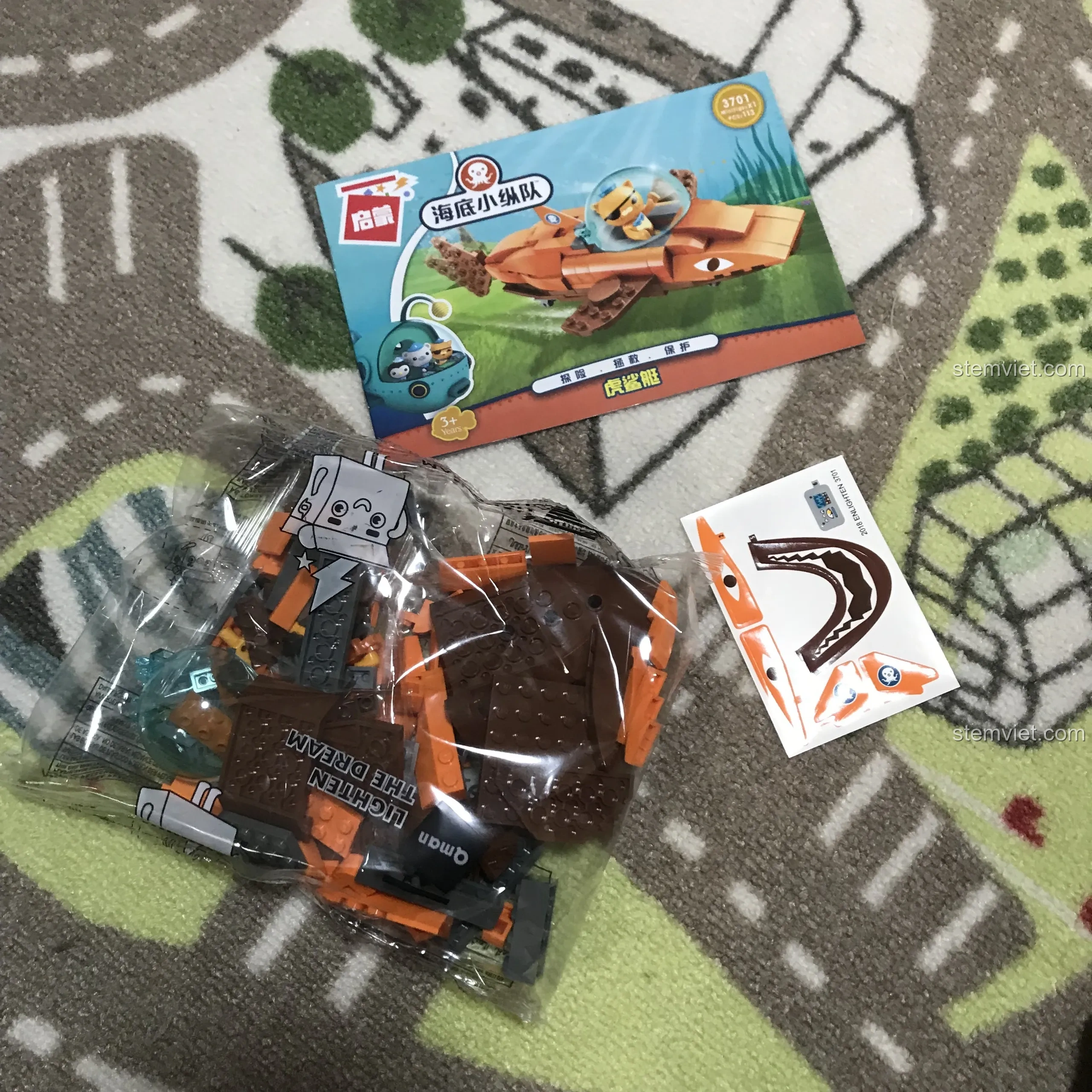 Bên trong hộp đồ chơi xếp hình QMAN 3701 gồm túi mảnh ghép, sách hướng dẫn và decal dán.