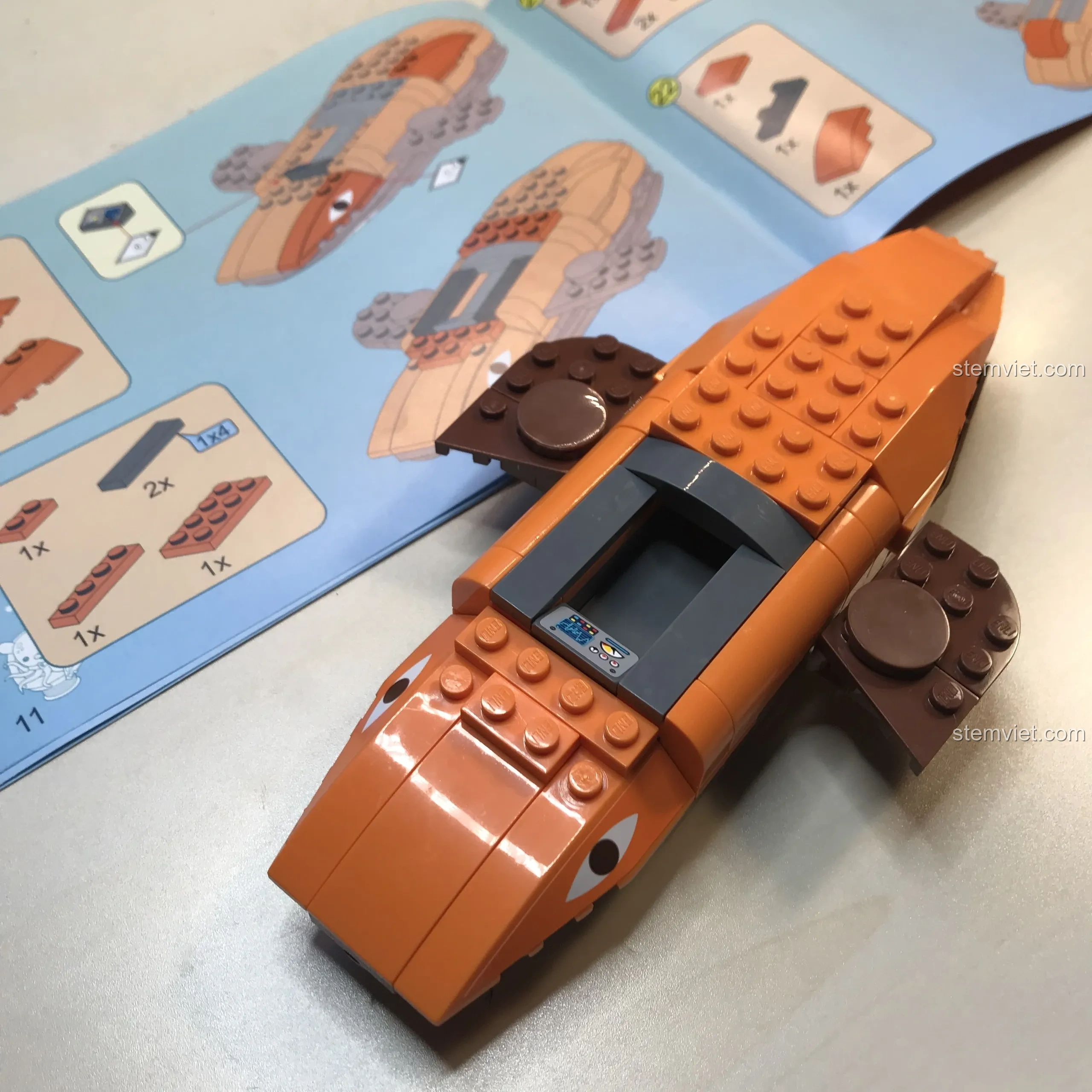 Hoàn thiện phần buồng lái của bộ đồ chơi QMAN 3701 với decal bảng điều khiển.