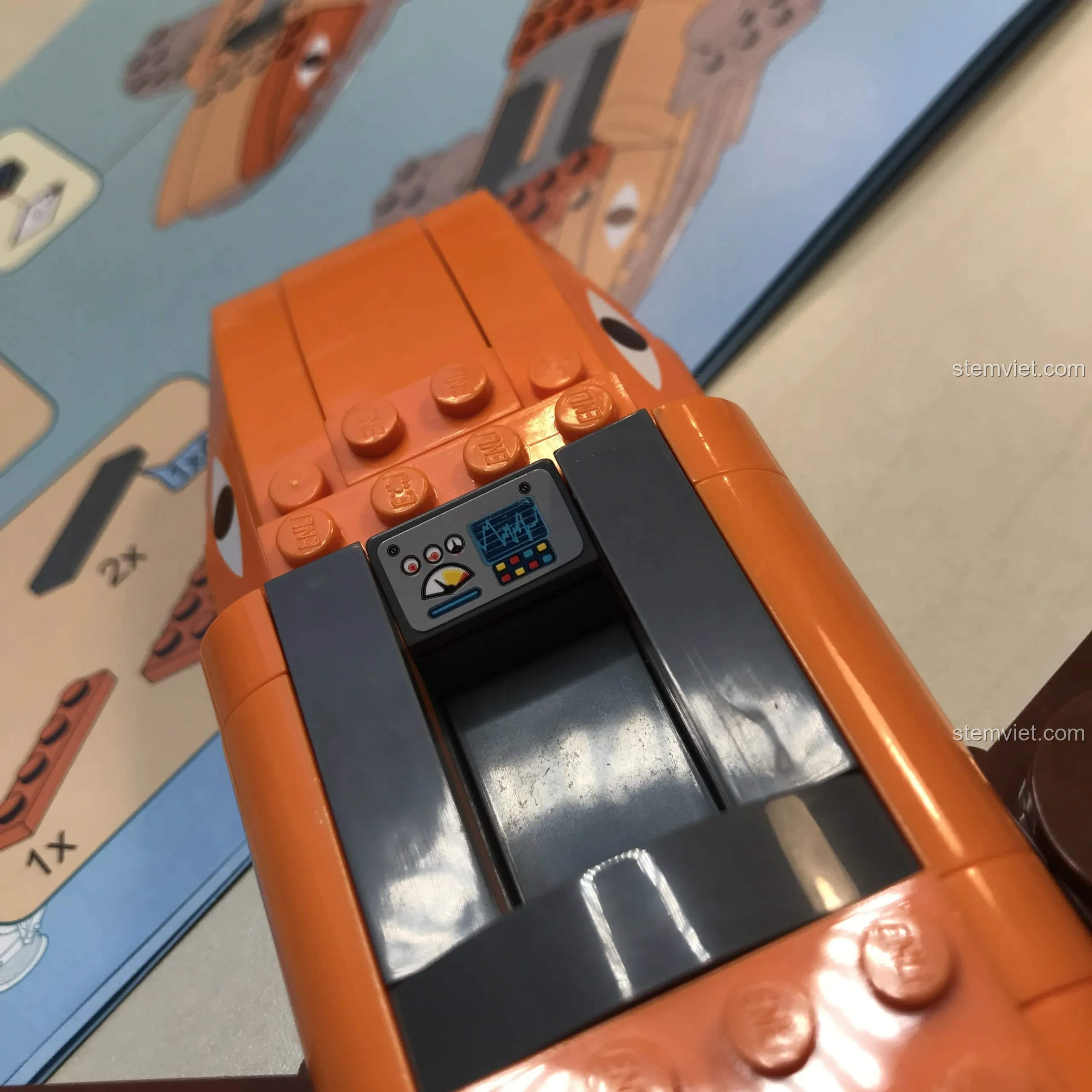 Cận cảnh bảng điều khiển của Tàu ngầm GUP-B QMAN, một chi tiết thú vị cho bé khám phá.