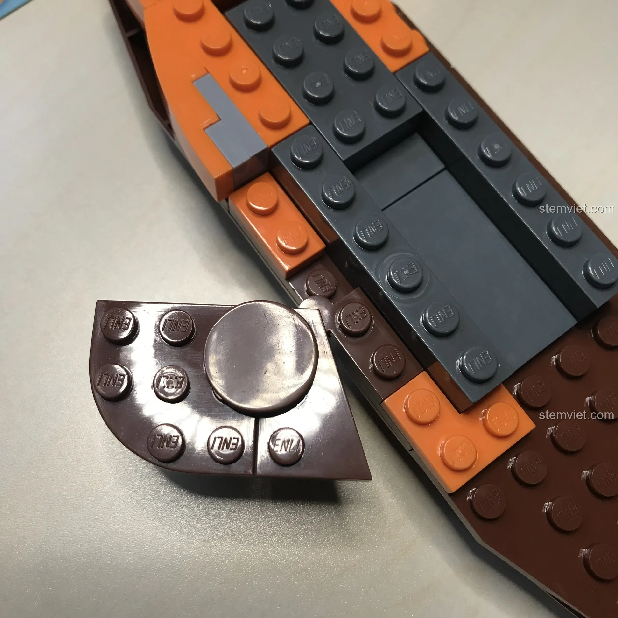 Chi tiết khớp nối của vây trên bộ lắp ráp Tàu ngầm của Kwazii, cho phép xoay chuyển linh hoạt.