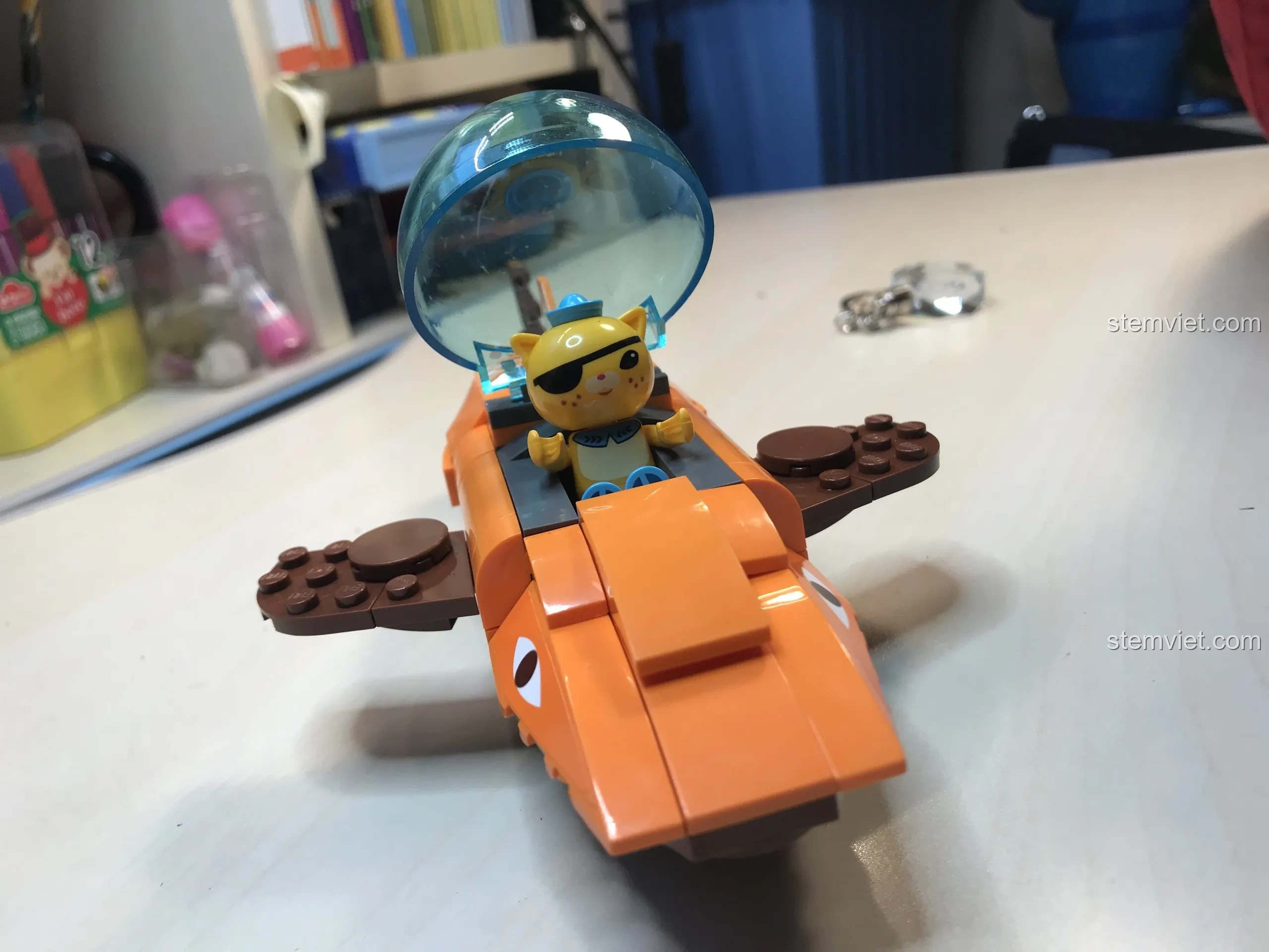 Minifigure Kwazii được đặt vào buồng lái của Tàu Ngầm Cá Mập Hổ, sẵn sàng cho chuyến phiêu lưu.