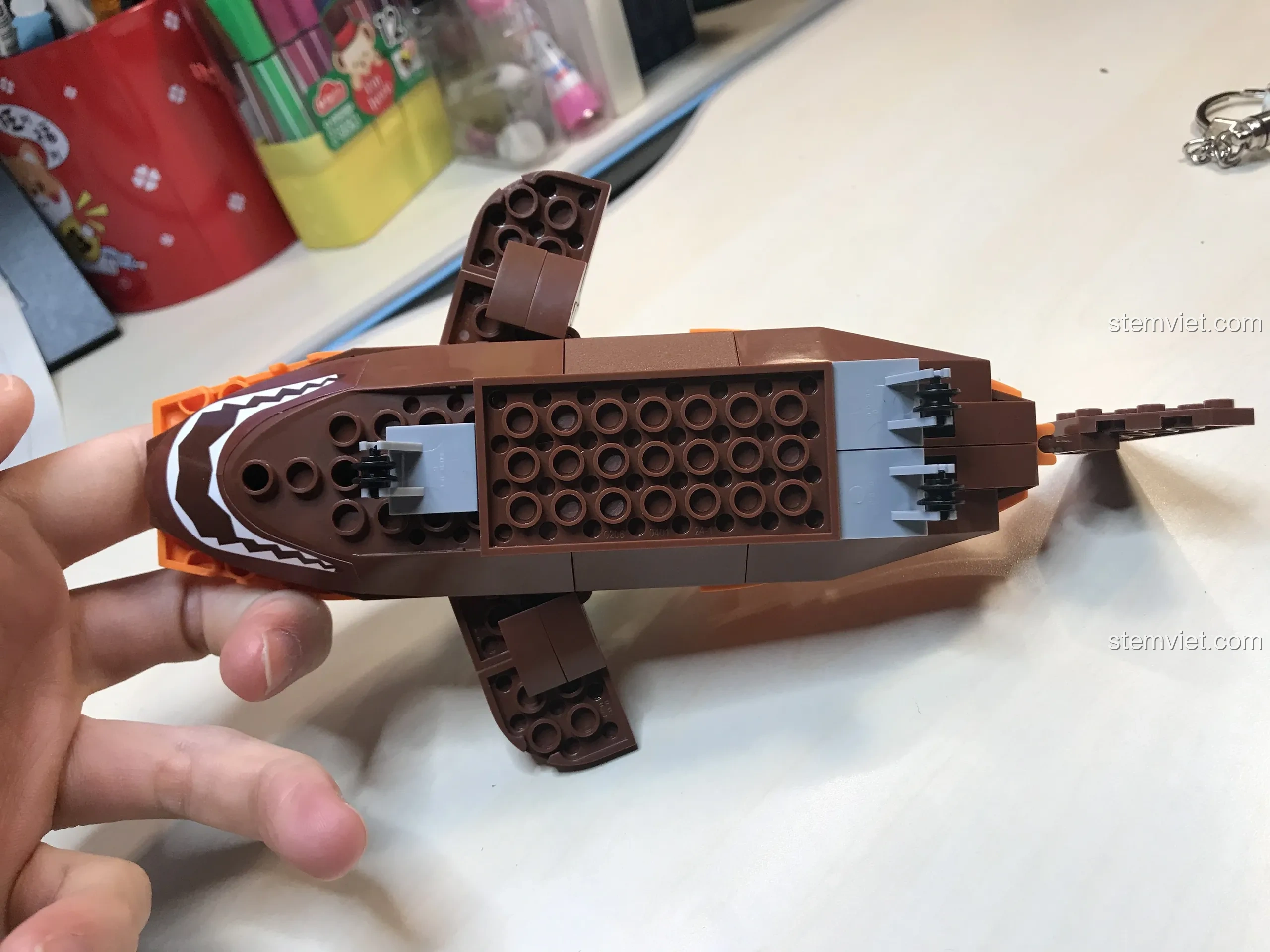 Mặt dưới của Tàu ngầm Octonauts 3701 với các bánh xe nhỏ để di chuyển trên cạn.