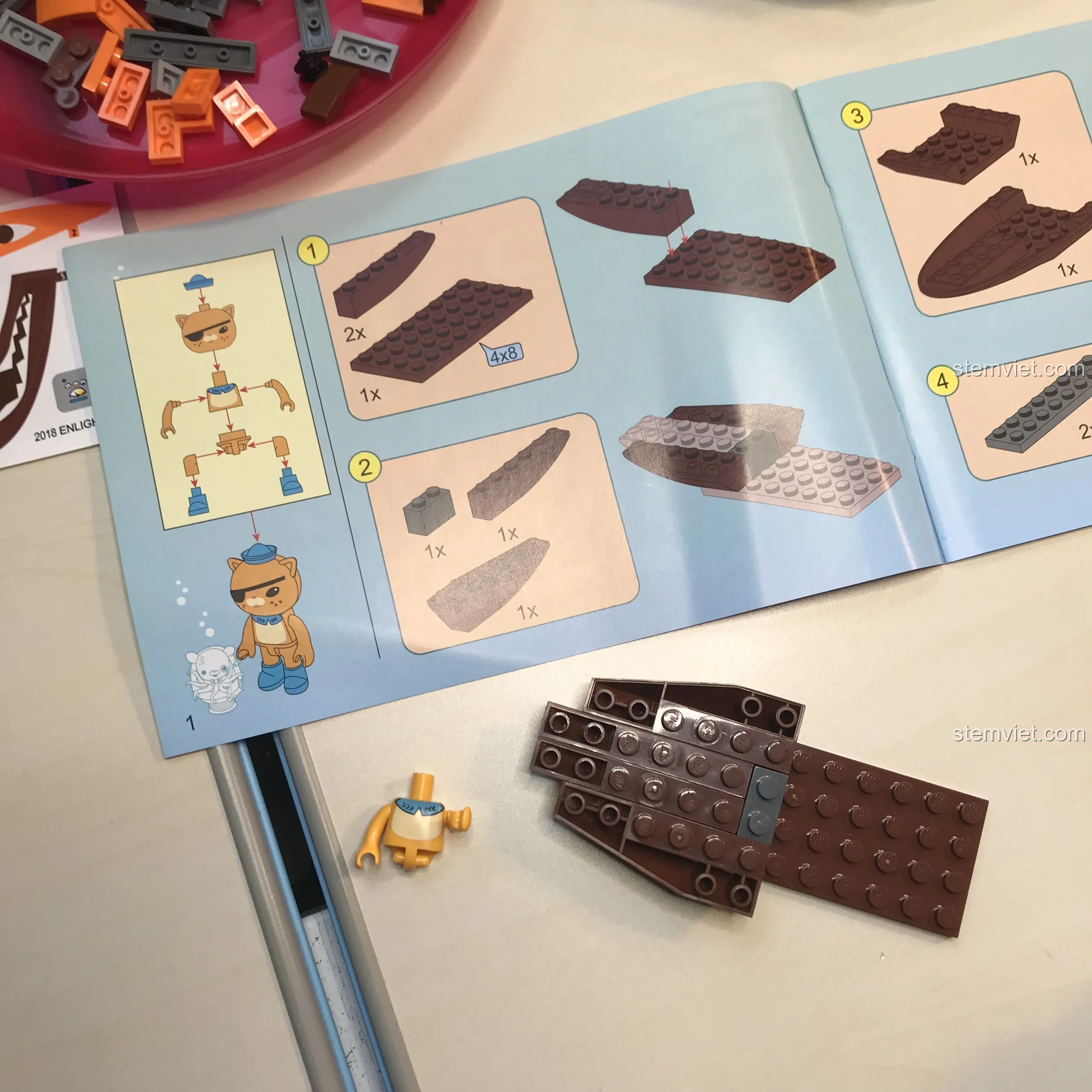 Quá trình lắp ráp Tàu ngầm Octonauts 3701, bắt đầu với phần thân và minifigure Kwazii.