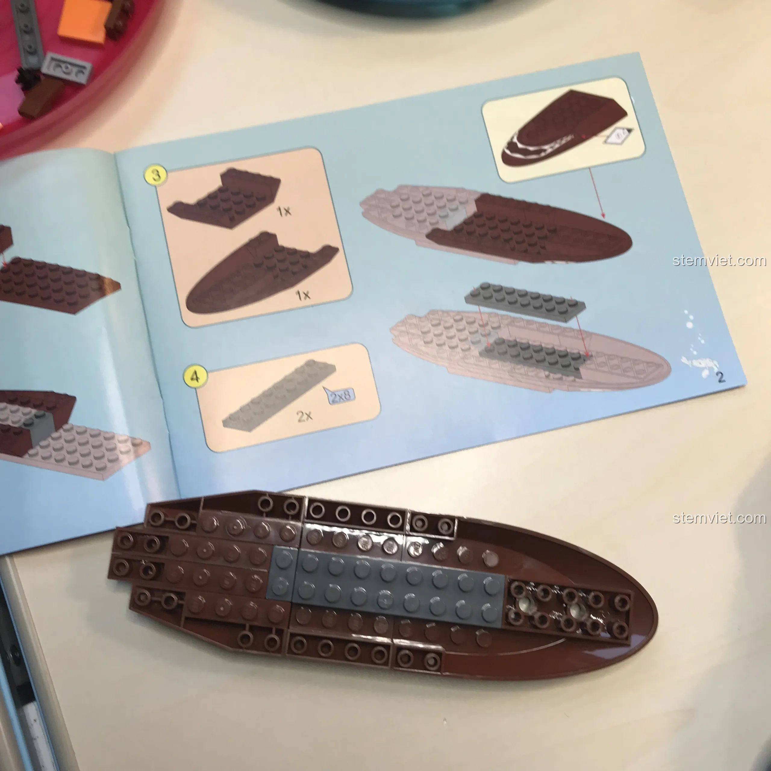 Lắp ráp phần đáy của bộ đồ chơi Tàu ngầm GUP-B, một sản phẩm chất lượng từ QMAN.