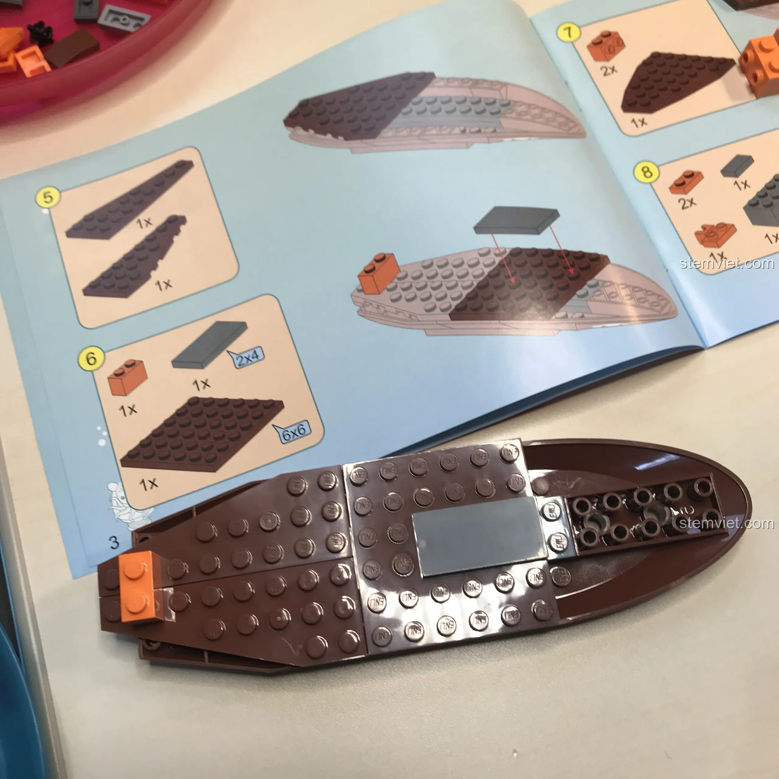 Các bước tiếp theo trong sách hướng dẫn của bộ lắp ráp Tàu Ngầm Cá Mập Hổ.