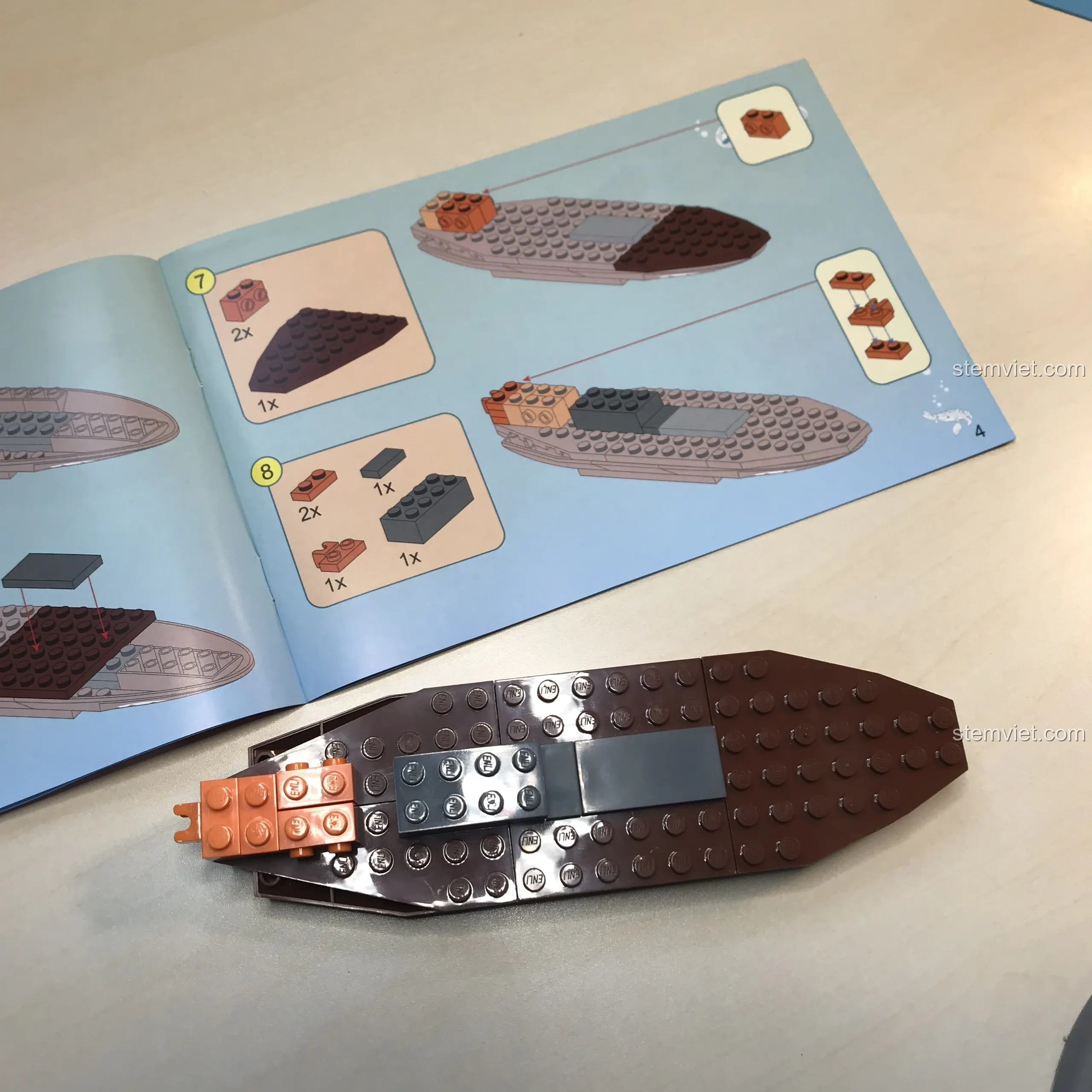 Mô hình Tàu ngầm của Kwazii QMAN dần hình thành với màu cam đặc trưng.