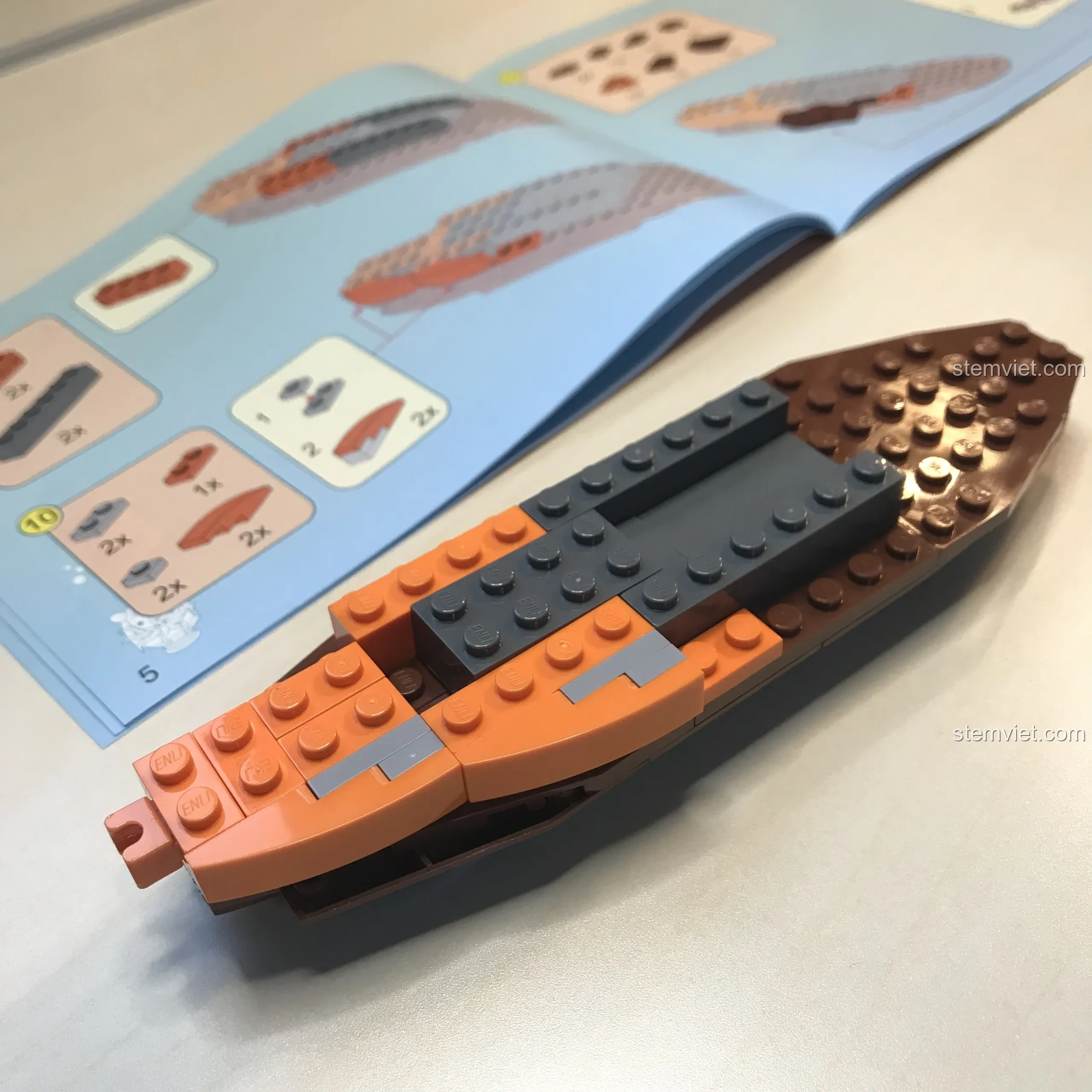 Chi tiết phần thân trên của đồ chơi mô hình 3701, sản phẩm tuyệt vời cho bé trai.