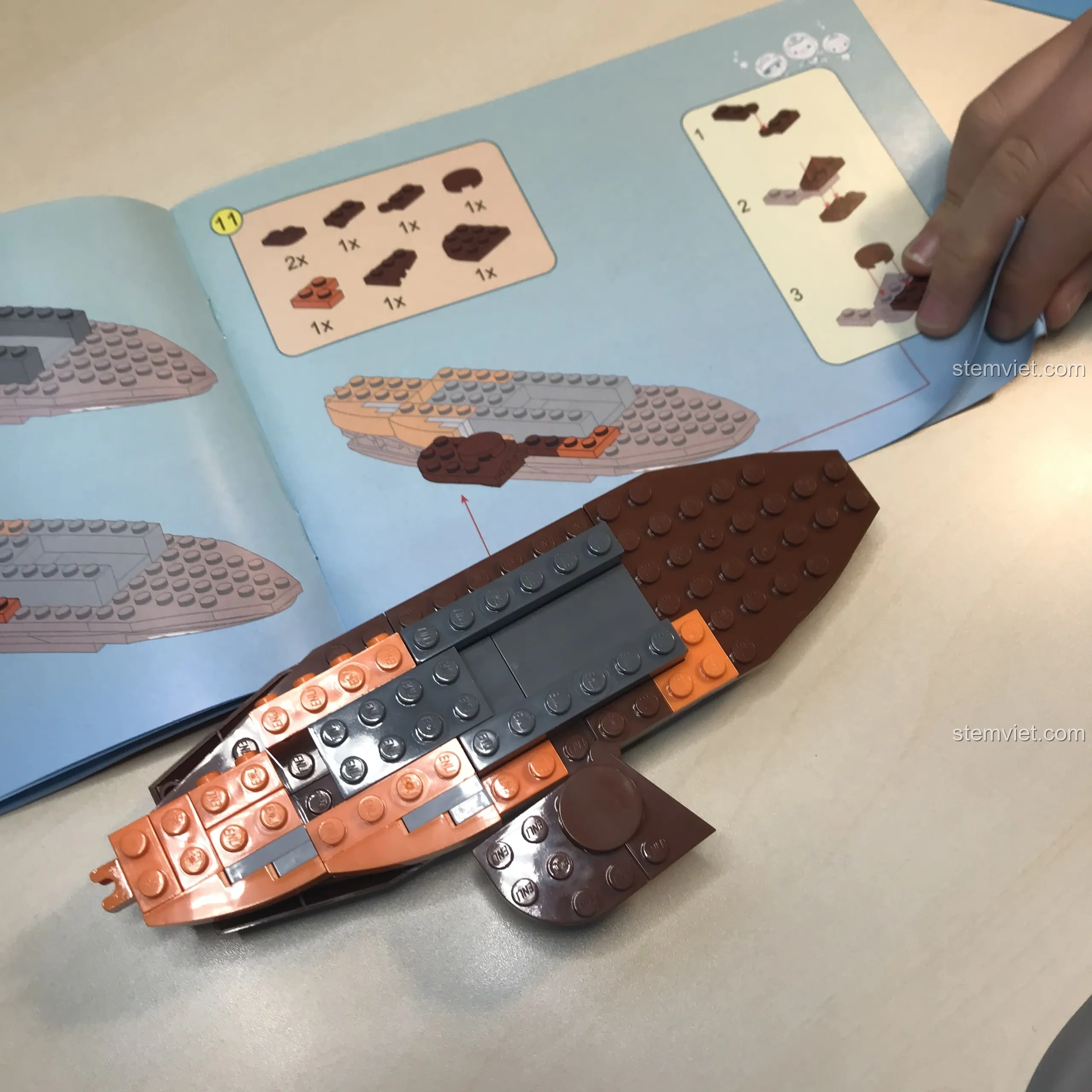 Gắn vây cho Tàu ngầm Octonauts 3701, một bước quan trọng trong quá trình lắp ráp.