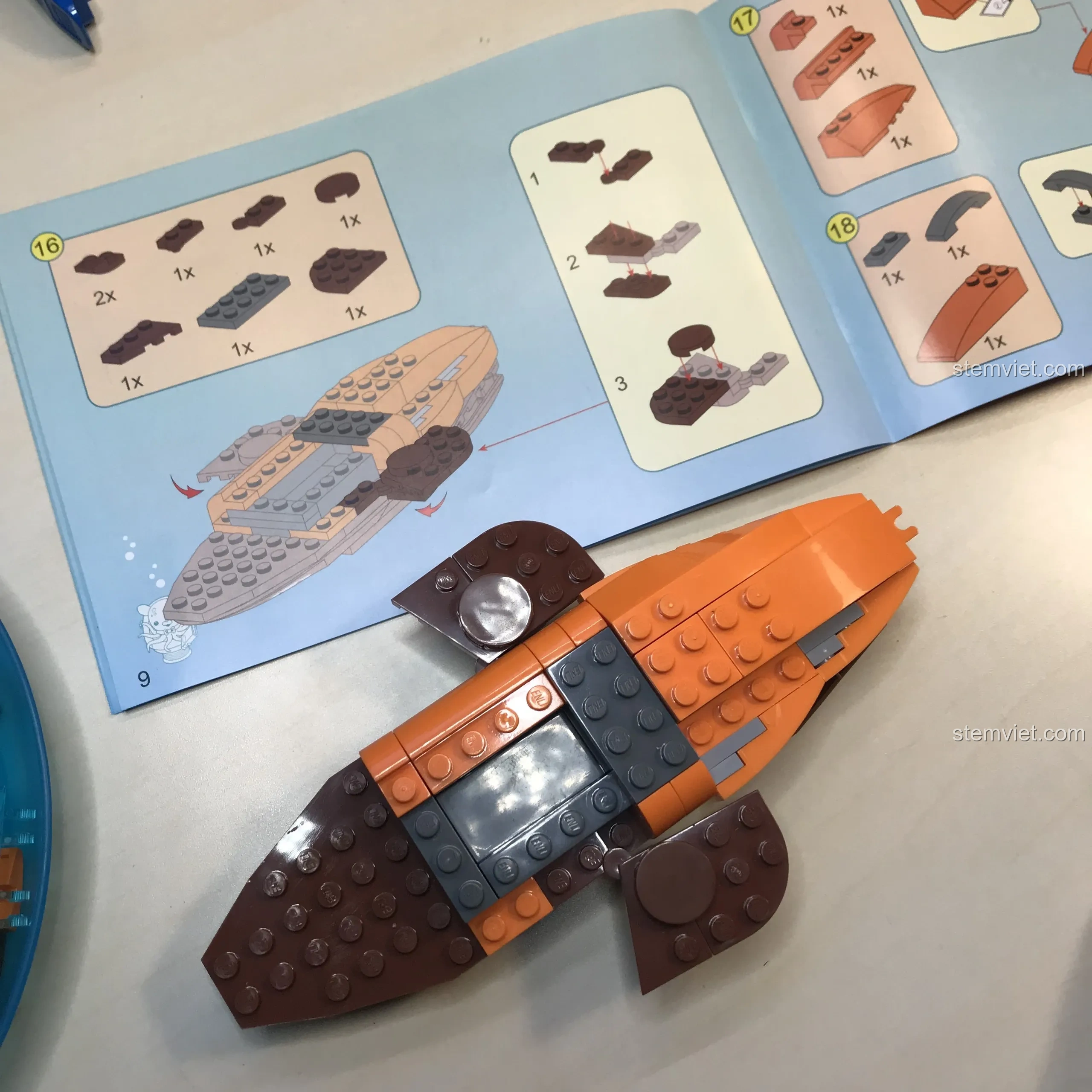 Mô hình Tàu Ngầm Cá Mập Hổ gần hoàn thiện với hai vây bên hông có thể cử động.