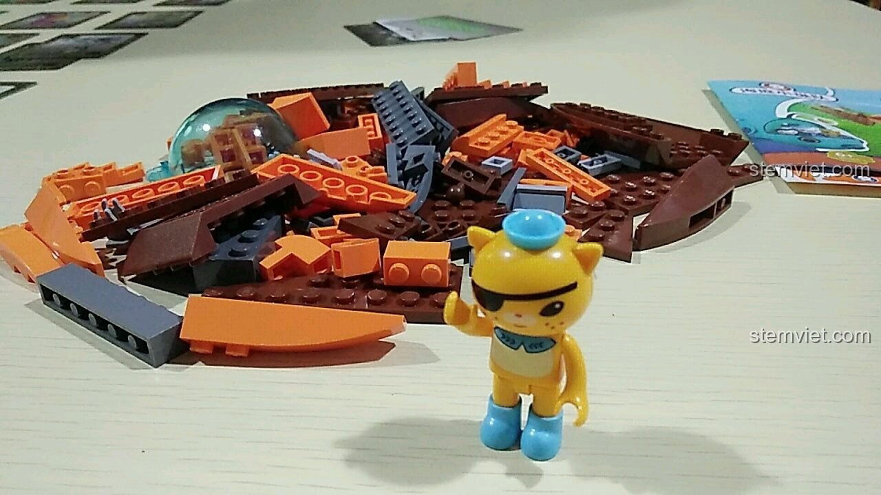 Minifigure Kwazii và các chi tiết của bộ đồ chơi Tàu ngầm của Kwazii QMAN 3701 trước khi lắp ráp.