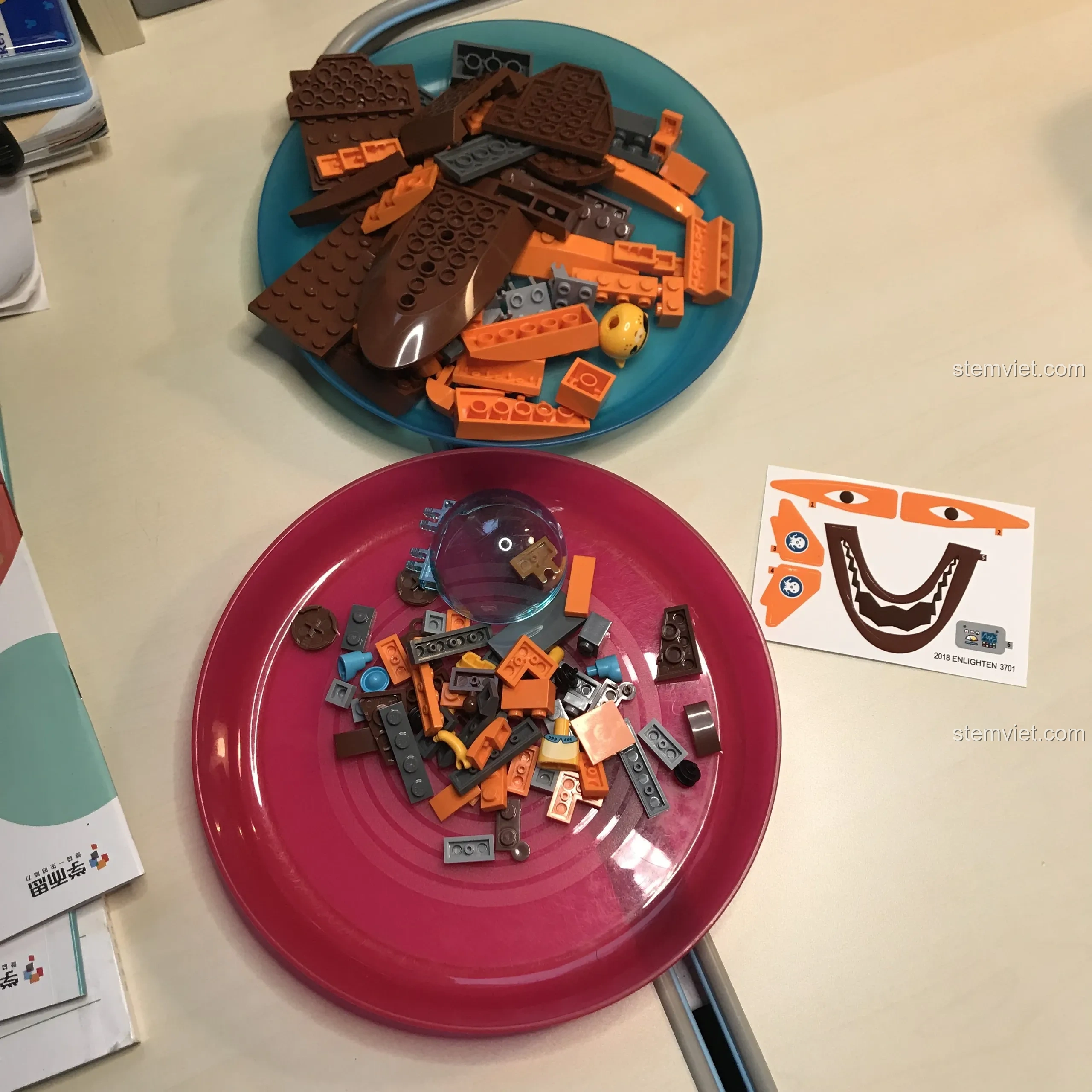 113 mảnh ghép của bộ lắp ráp Tàu ngầm của Kwazii QMAN 3701 được phân loại ra đĩa.