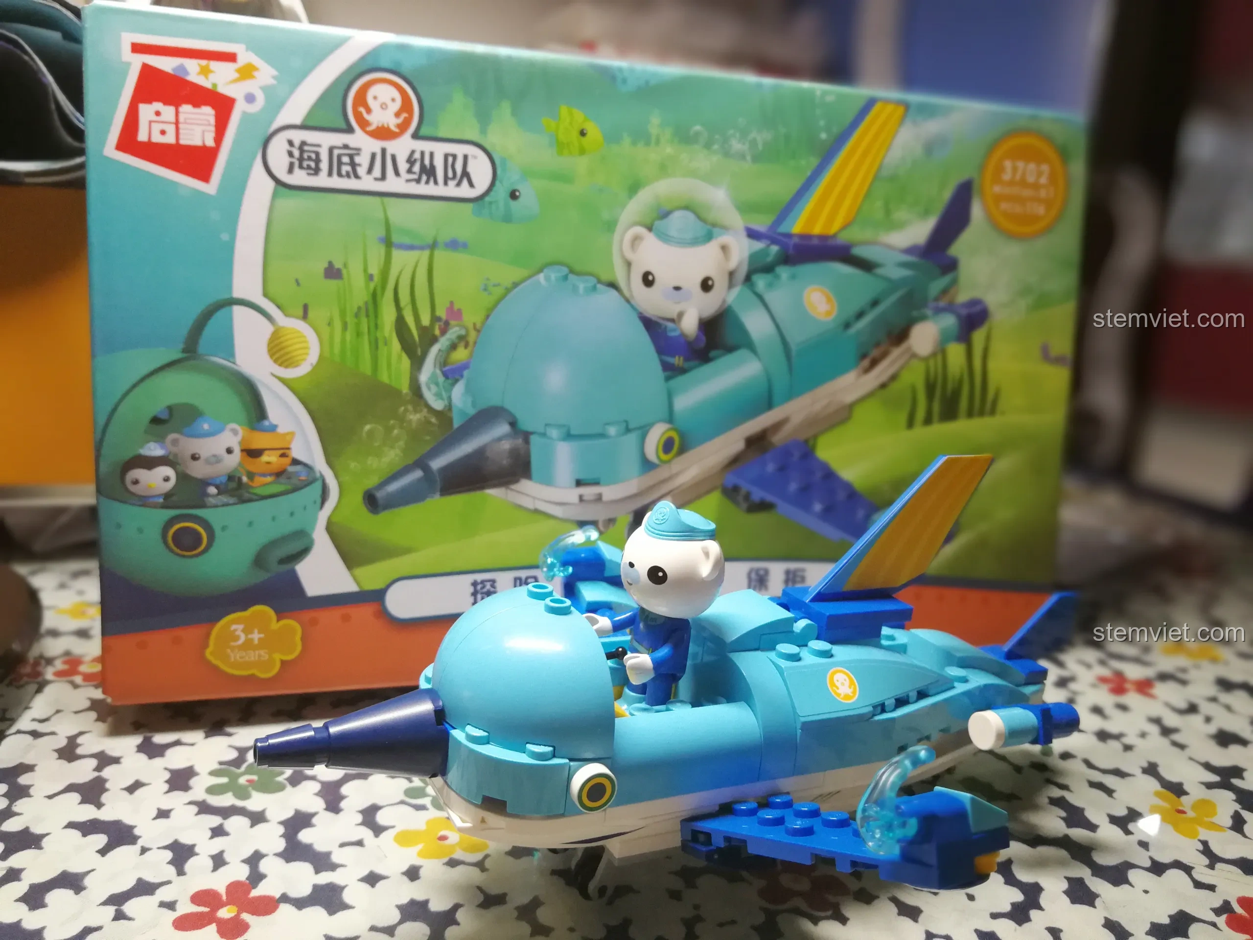 Bé trai 6 tuổi thích thú với minifigure Đội trưởng Barnacles từ bộ đồ chơi Biệt đội Octonauts 3702.