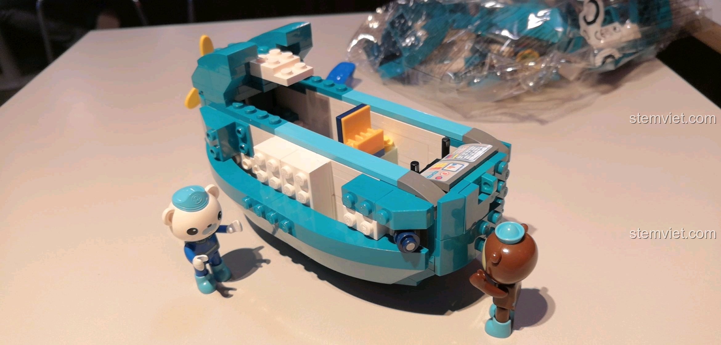 Lắp đặt các bánh xe cho đồ chơi xếp hình Tàu của Đội Cứu Hộ Đại Dương QMAN.