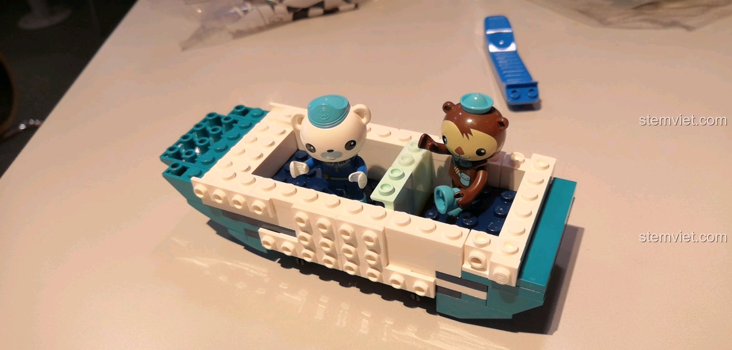 Ảnh review người dùng chụp 2 nhân vật của bộ đồ chơi Tàu của Đội Cứu Hộ Đại Dương 3703.