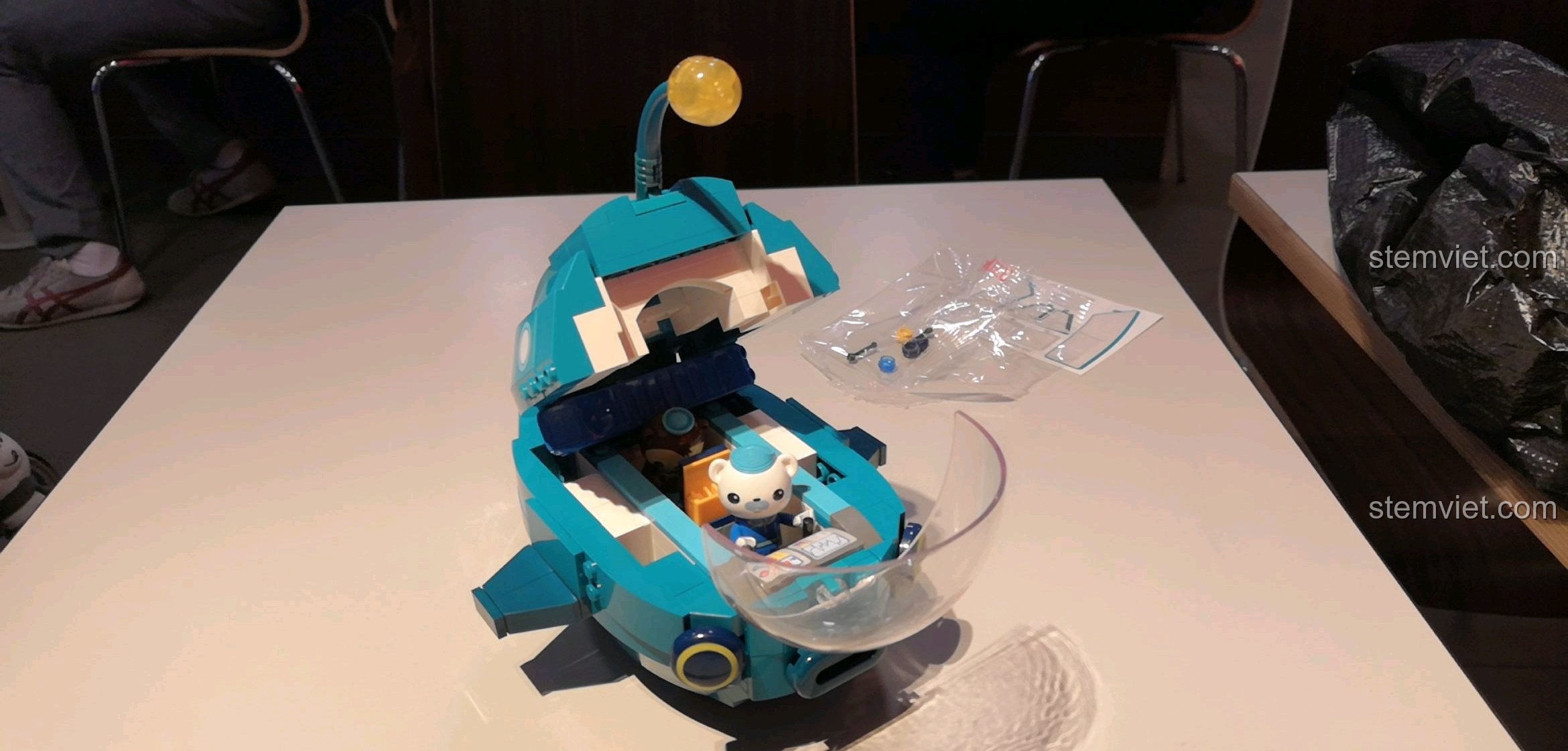 Nhân vật Thuyền trưởng Barnacles ngồi trong khoang lái của Tàu Ngầm Cá Đèn Lồng.