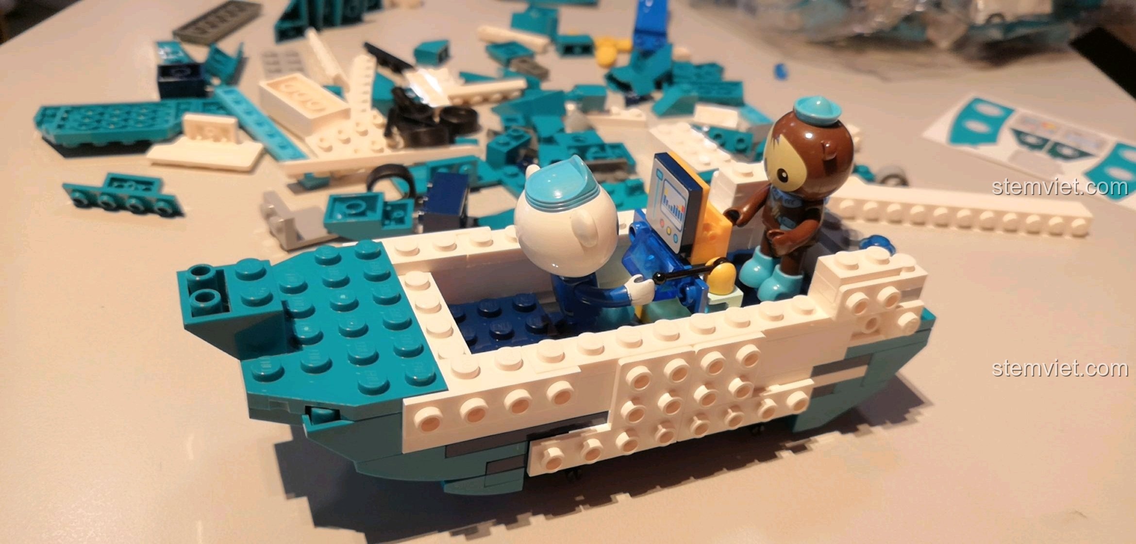 Quá trình lắp ráp Tàu Ngầm Cá Đèn Lồng QMAN, các chi tiết được sắp xếp gọn gàng.