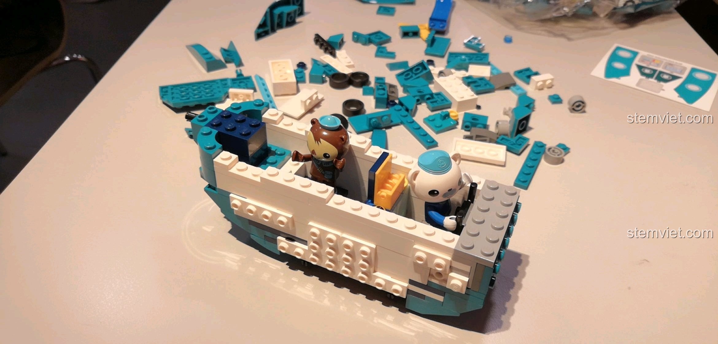 Các nhân vật Octonauts bắt đầu xây dựng phần thân của Tàu Ngầm GUP-A 3703.