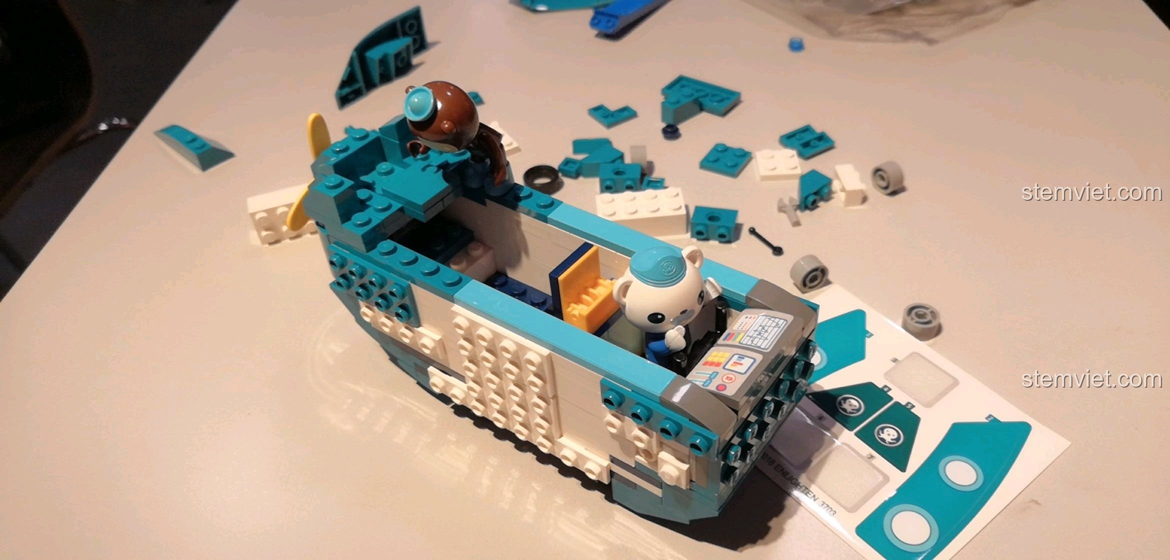 Chi tiết khoang lái của bộ lắp ráp Đồ chơi Octonauts 3703 đang được hoàn thiện.