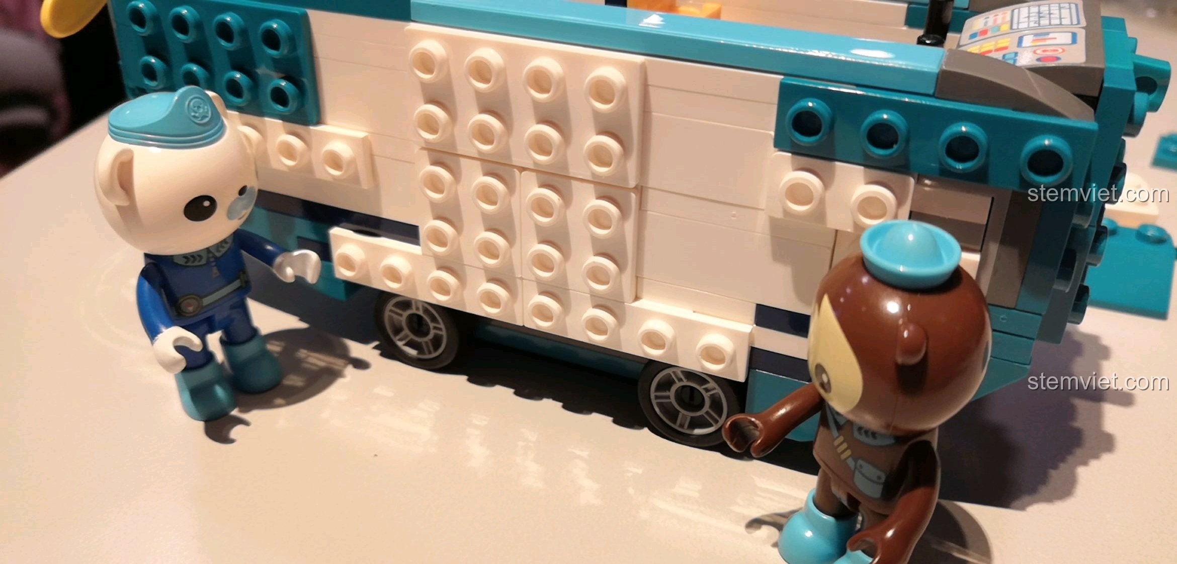 Ảnh chụp từ trên xuống của mô hình Tàu Ngầm Cá Đèn Lồng QMAN đang trong quá trình lắp ráp.