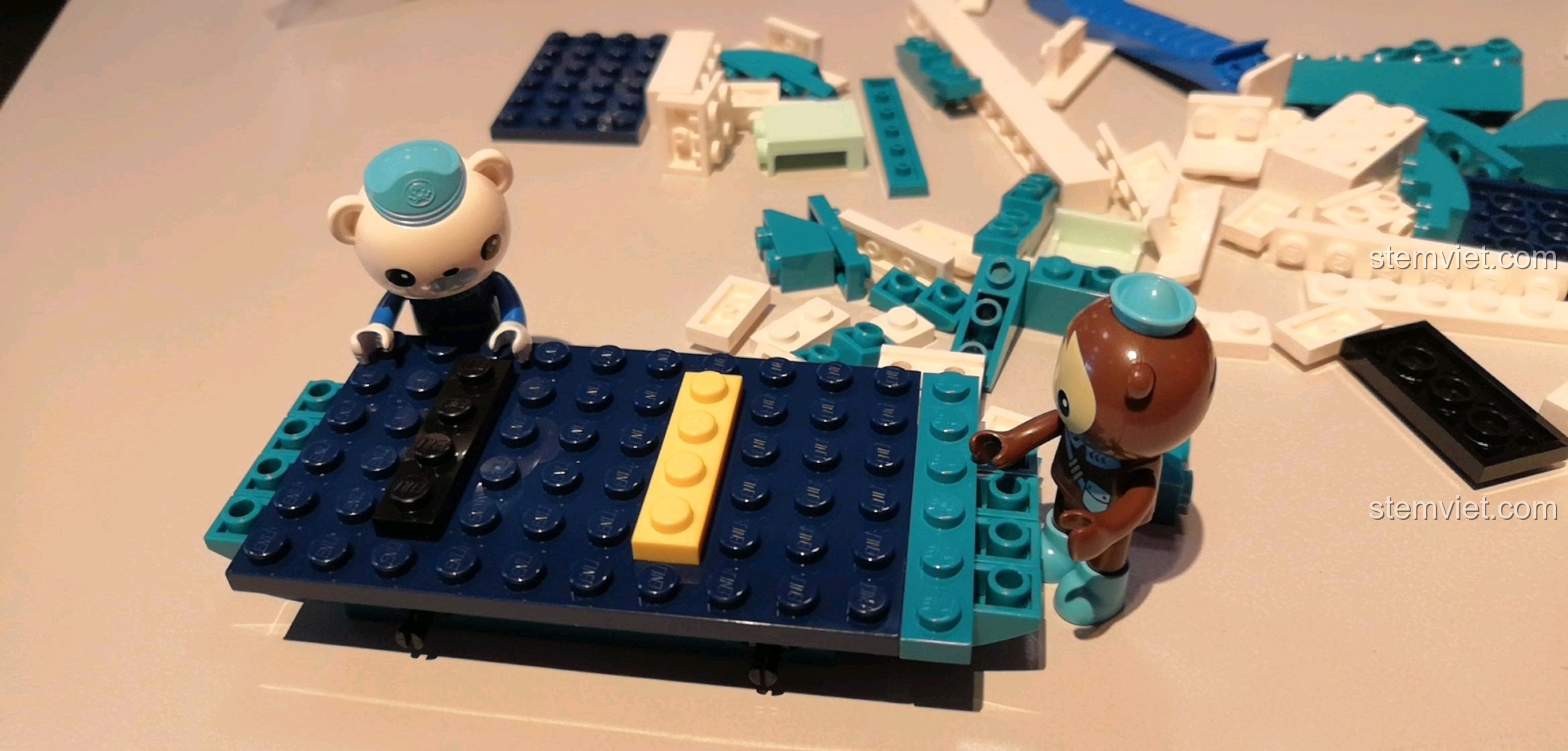 Ảnh chụp hoàn thiện của đồ chơi xếp hình Tàu Ngầm GUP-A 3703 cùng 2 nhân vật Thuyền trưởng Barnacles và Giáo sư Shellington.