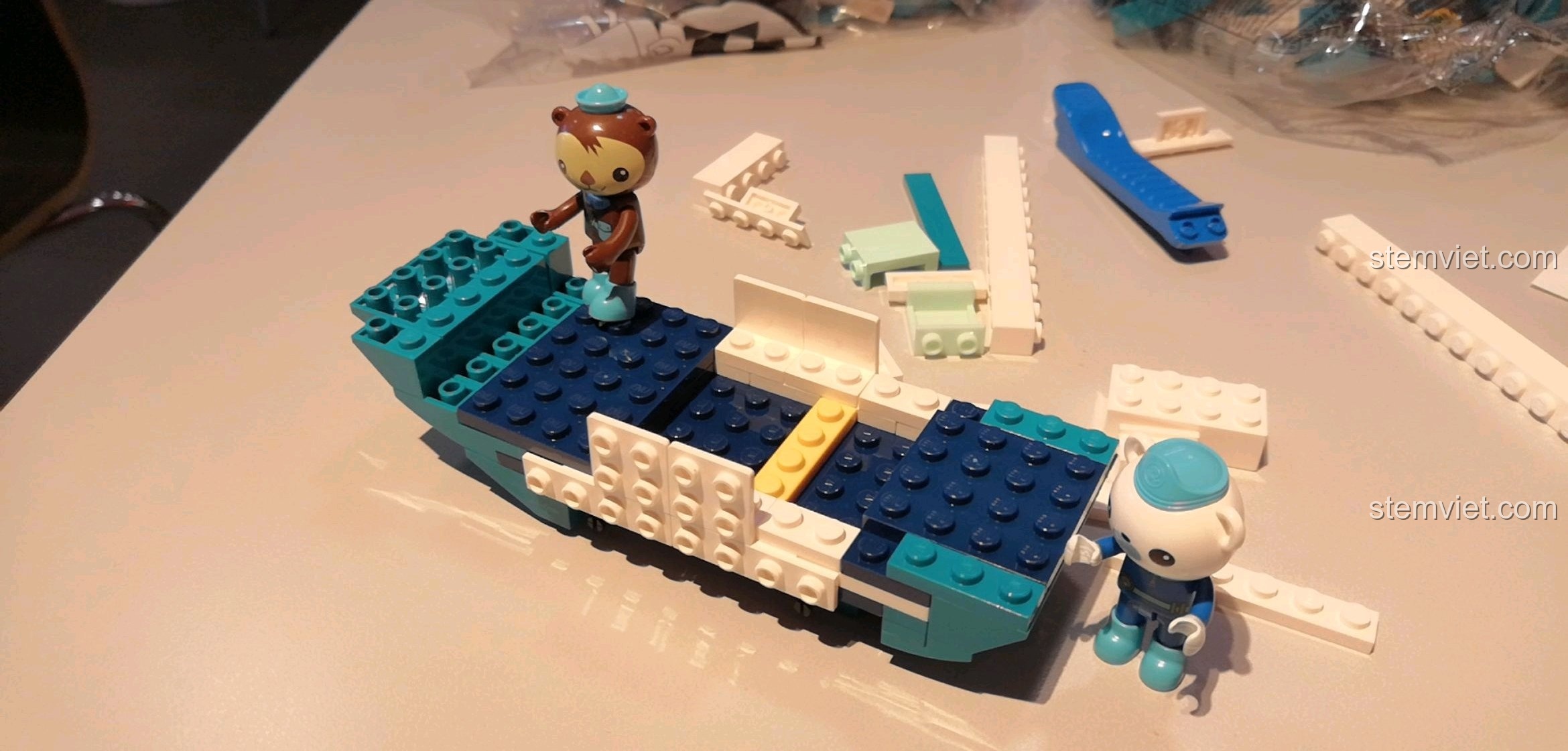 Mô hình đồ chơi mô hình Octonauts QMAN với khoang lái và khoang sau mở ra, thể hiện chi tiết bên trong.