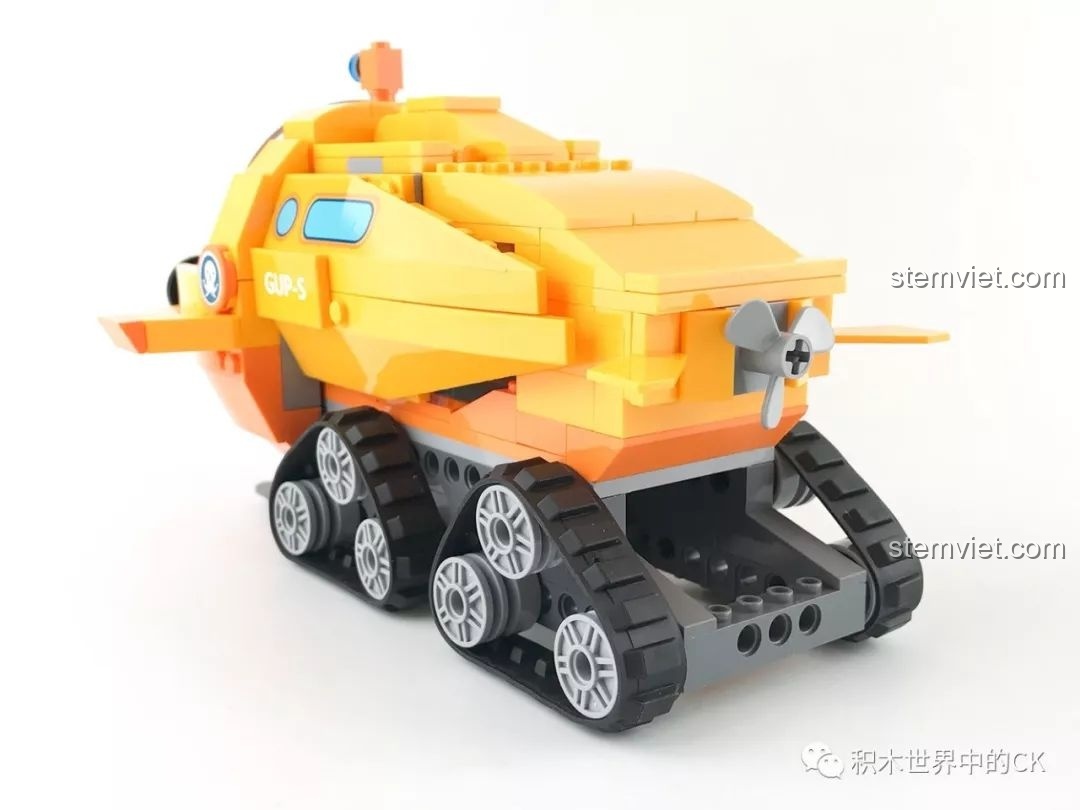 Góc nhìn từ phía sau bên phải của mô hình Tàu Độc Giác Kình GUP-S QMAN 3704.