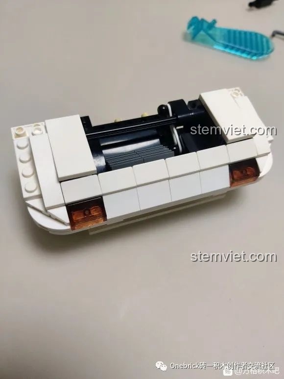 Giai đoạn đầu lắp ráp thân xe CaDA C61022 Mazda RX-7 FC3S, bắt đầu hình thành hình dáng.