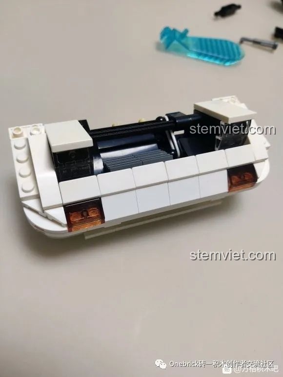 Tiến độ lắp ráp thân xe CaDA C61022 Mazda RX-7 FC3S, các chi tiết nội thất dần được bổ sung.