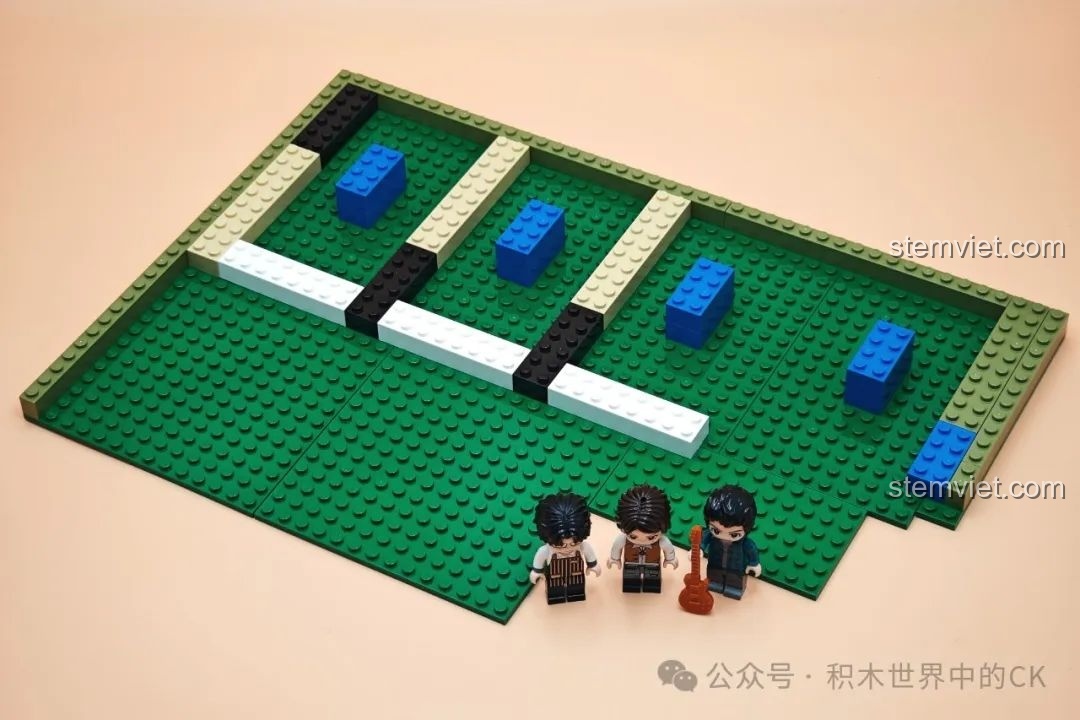 Bước đầu tiên trong quá trình lắp ráp bộ Keeppley K18005: xây dựng phần đế với các minifigures.