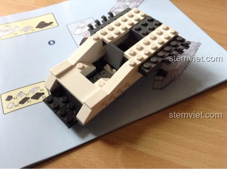 Bước đầu tiên trong quá trình lắp ráp bộ GUDI 8614 Chiến cơ Sư tử trắng, hình thành phần thân cơ bản của mô hình.