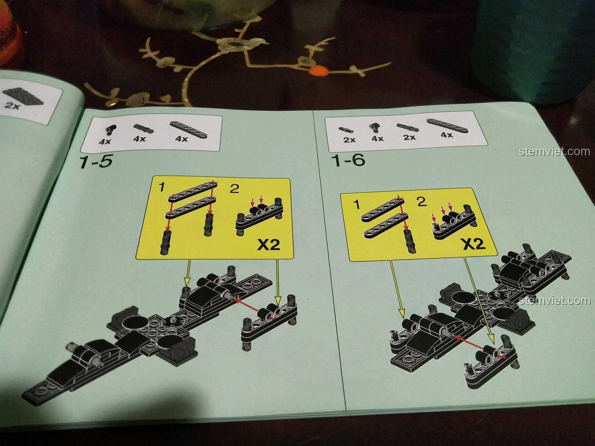 Quá trình lắp ráp hệ thống treo và khung gầm cho mô hình xe địa hình 8 bánh Xingbao 03027.