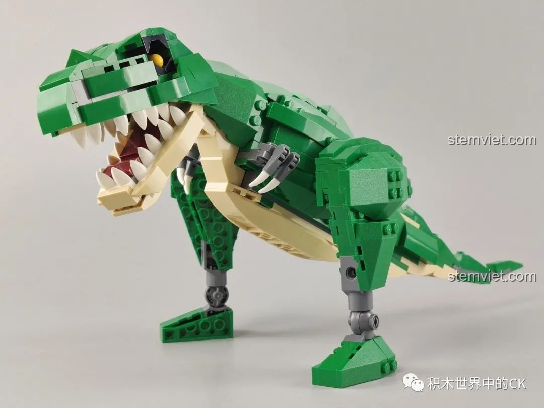 Quá trình lắp ráp mô hình Khủng long bạo chúa T-Rex từ bộ GUDI 50102, phần thân và chân đang hình thành.