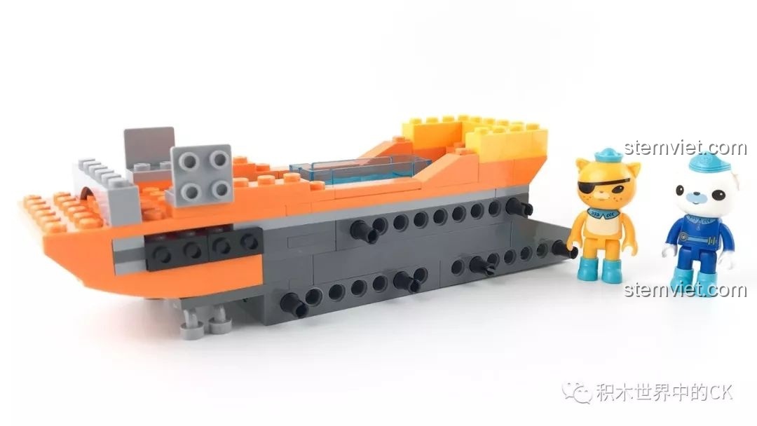 Quá trình lắp ráp phần khung của Tàu Độc Giác Kình từ set đồ chơi 3704 đáng tiền.