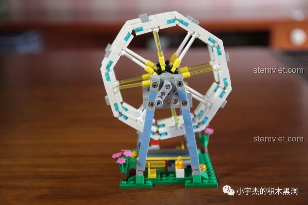 Mô hình Vòng quay Mặt trời đang trong quá trình lắp ráp, cho thấy cấu trúc khung và nan hoa của bánh xe.