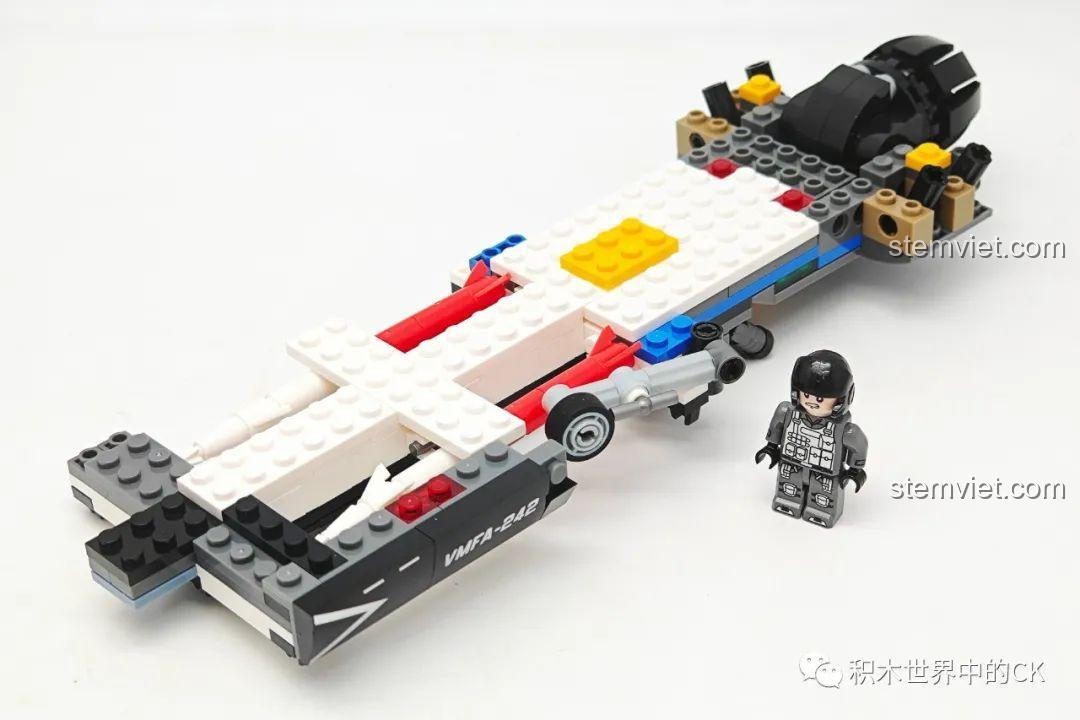 Quá trình lắp ráp ban đầu của đồ chơi xây dựng Máy bay quân sự F-35B JIESTAR, bắt đầu từ khung thân và minifigure phi công.