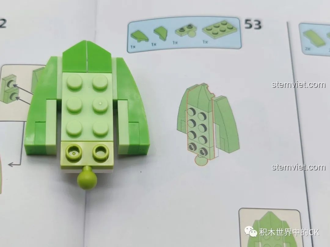 Quá trình lắp ráp một bộ phận của Mô hình Chó Bắp Cải theo hướng dẫn chi tiết trong sách.