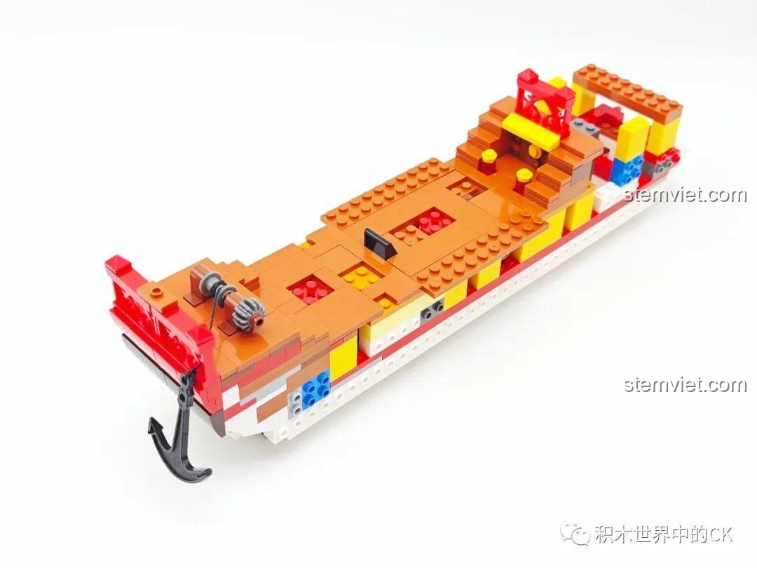 Quá trình lắp ráp phần thân dưới của mô hình thuyền buồm Trung Hoa JIESTAR 58001, cho thấy kết cấu vững chắc ban đầu.