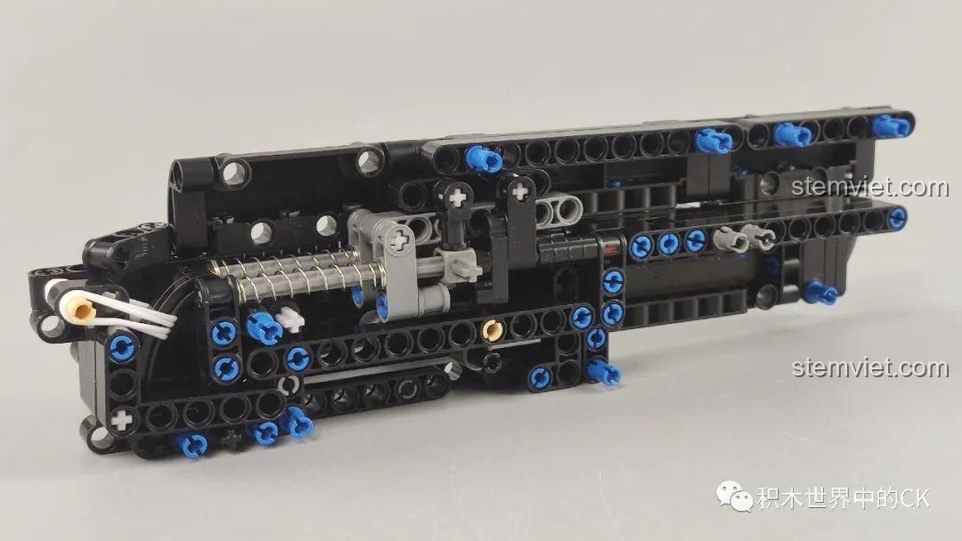 Quá trình lắp ráp khung súng và cơ chế bắn của mô hình Súng lục Desert Eagle, sử dụng các chi tiết Technic.