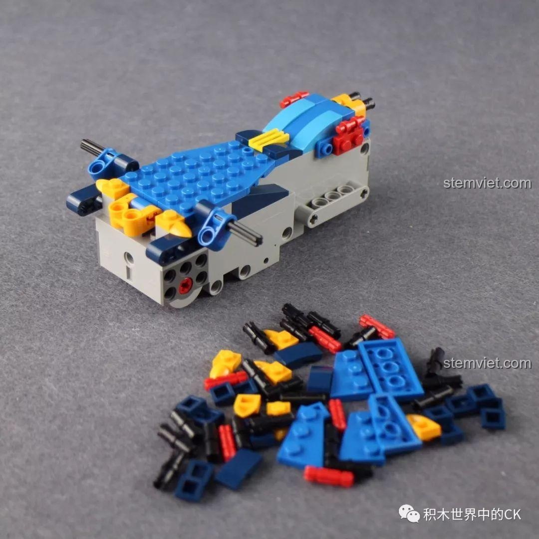 Quá trình lắp ráp Rồng Sét Mould King 13018, bắt đầu với phần thân và mô-đun động cơ.