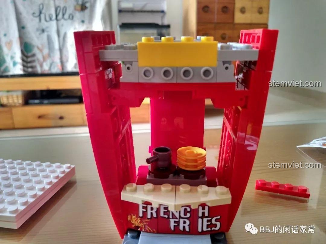 Quá trình lắp ráp phần thân chính của mô hình tiệm khoai tây chiên Sembo 601058 với các mảnh ghép màu đỏ.