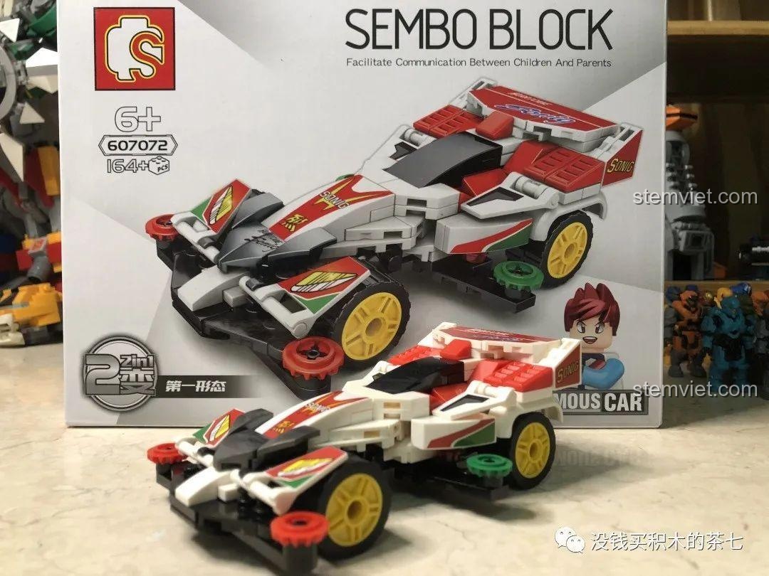 Mô hình xe đua Hurricane Sonic đang được lắp ráp dở dang, so sánh với hình trên hộp.