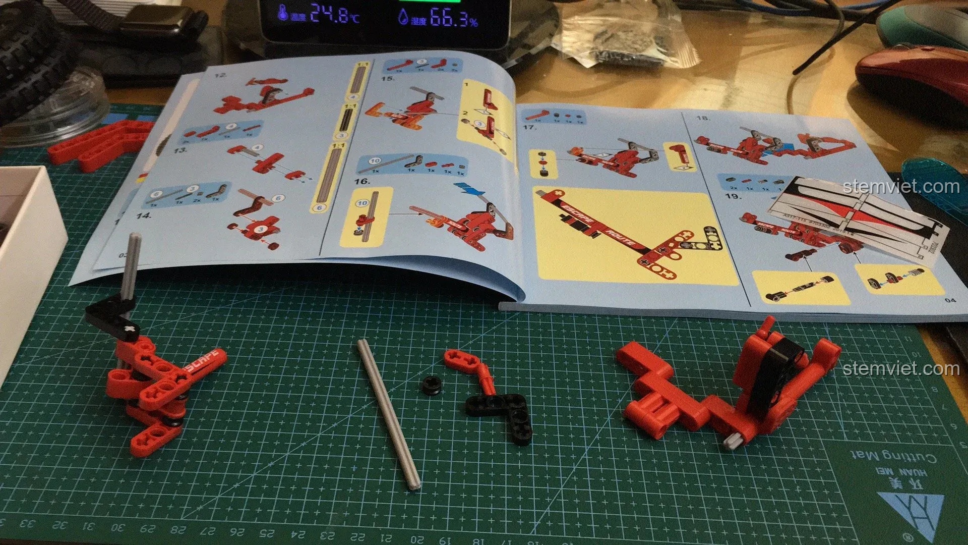 Quá trình lắp ráp xe đạp địa hình Sembo 703302 theo sách hướng dẫn, các bộ phận đang dần hình thành.