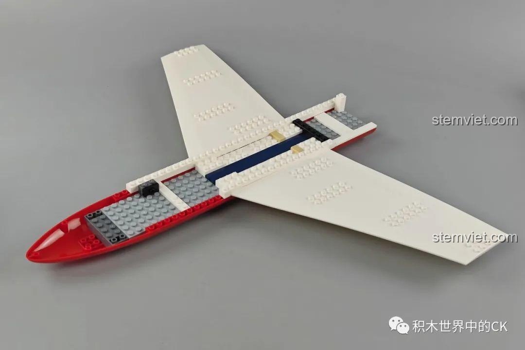 Quá trình lắp ráp mô hình máy bay GUDI 10503, bắt đầu với phần khung thân và hai cánh lớn.