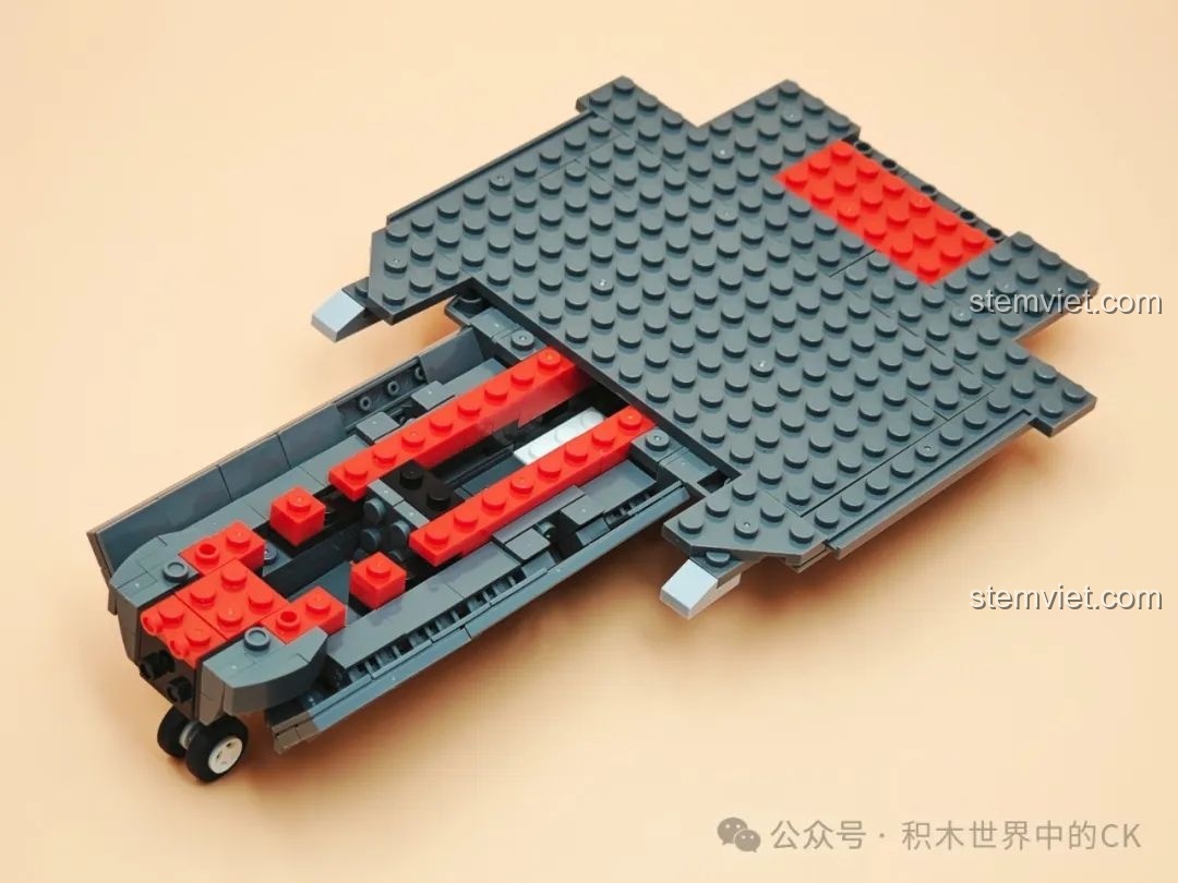 Quá trình lắp ráp phần thân của mô hình Máy bay chiến đấu trên hạm J-35 202244, khung sườn chắc chắn.