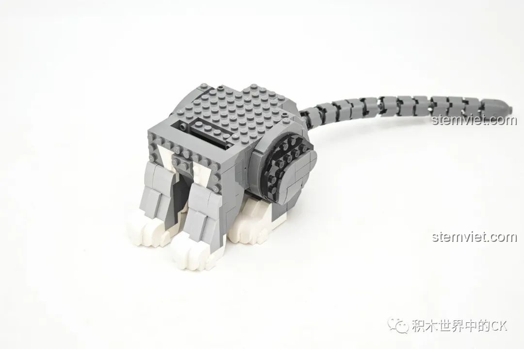 Quá trình lắp ráp bộ ZHEGAO DZ6118, phần thân dưới và chiếc đuôi của chú mèo xám đang được hoàn thiện.