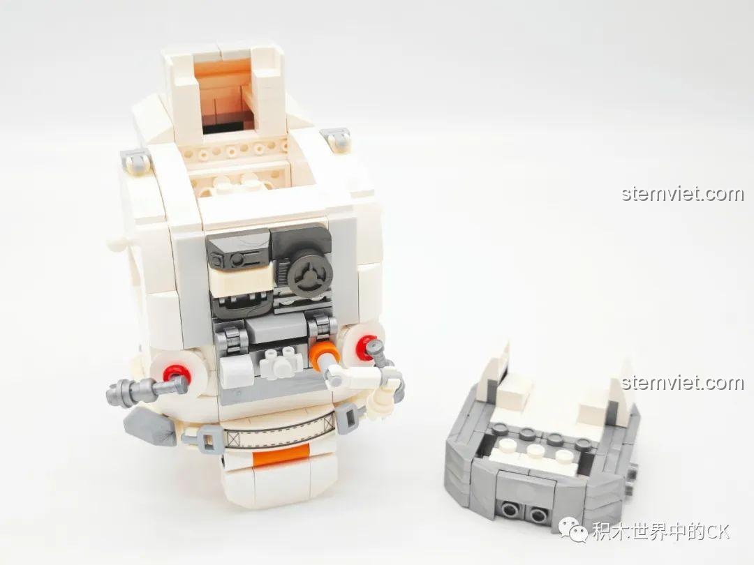 Lắp ráp phần thân của mô hình Phi hành gia Lưu Lạc Địa Cầu 2 107103, để lộ các chi tiết cơ khí phức tạp bên trong.