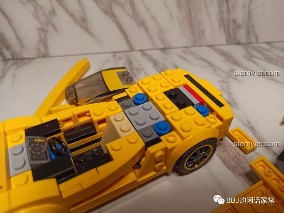 Quá trình lắp ráp phần thân sau của bộ đồ chơi Sembo Block 607026, để lộ các chi tiết bên trong xe.