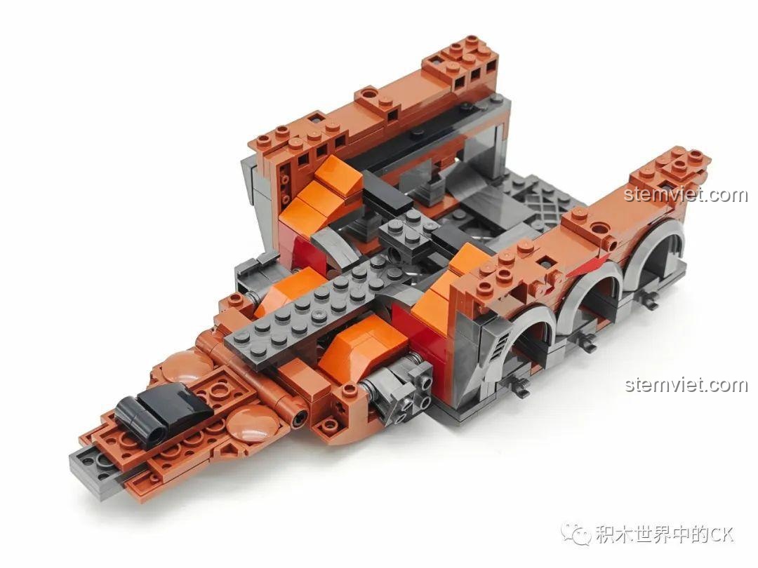 Quá trình lắp ráp phần thân dưới của Chiến hạm Orgrim's Hammer JIESTAR, bước khởi đầu của mô hình.