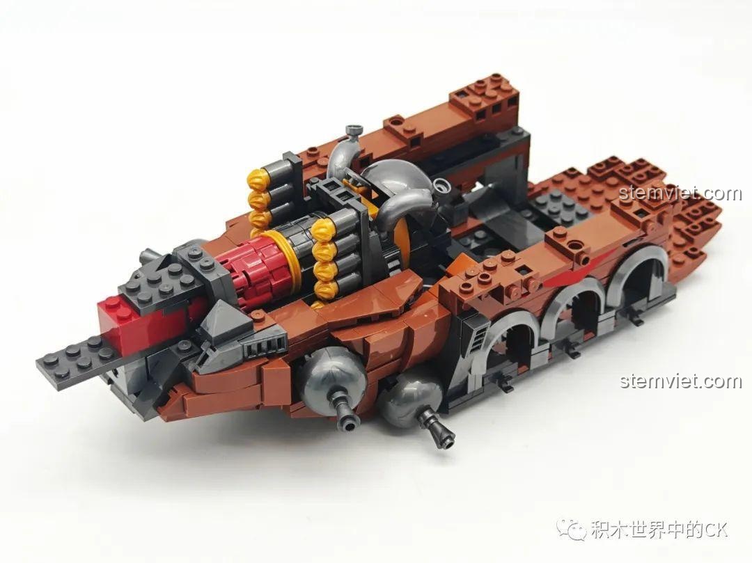 Lắp ráp thêm các chi tiết máy móc và vũ khí lên thân Tàu bay của Orgrim, mô hình đang dần thành hình.