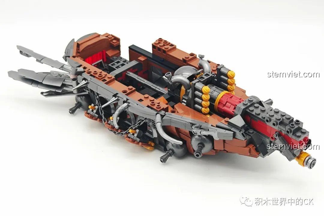 Thân tàu Pháo đài bay của phe Horde gần hoàn thiện với các chi tiết trang trí như dây xích, ống dẫn.